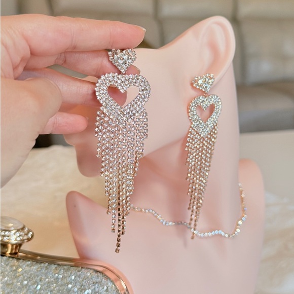 ⚜️ Classic Gold Heart Dangle Earrings - Picture 7 of 10